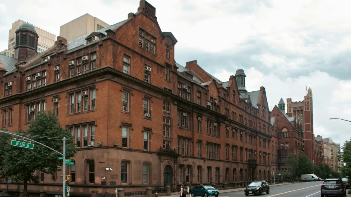 A city street with cars parked on the side of it