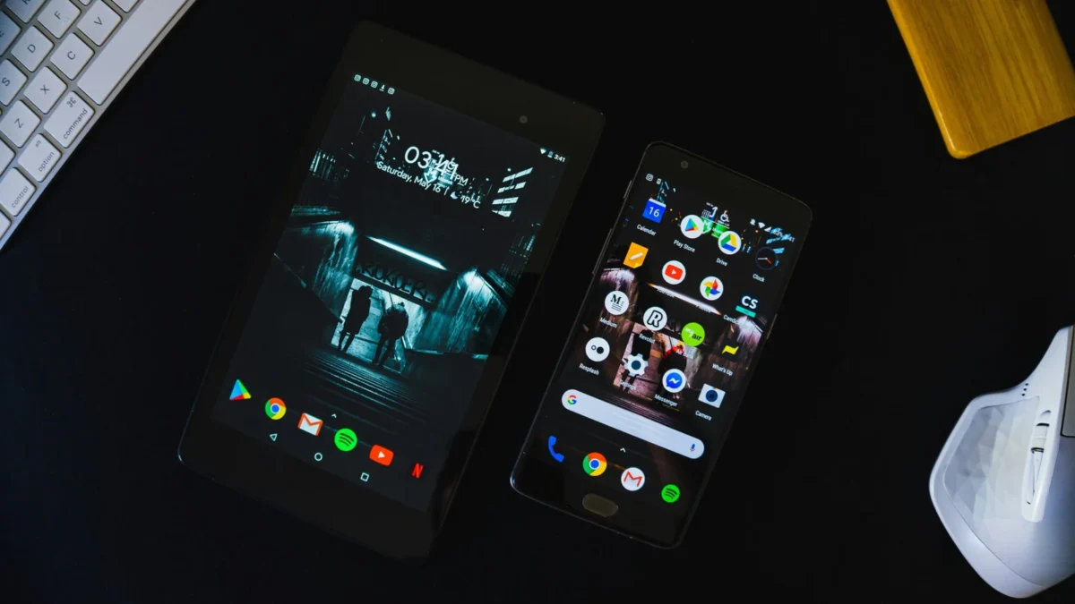 black android smartphone displaying home screen